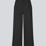 Suit pants in denim with wide legs and pleats at the top. MinniMD pants has a medium-high waist, zipper, side pockets and paspoil pocket in the back.
