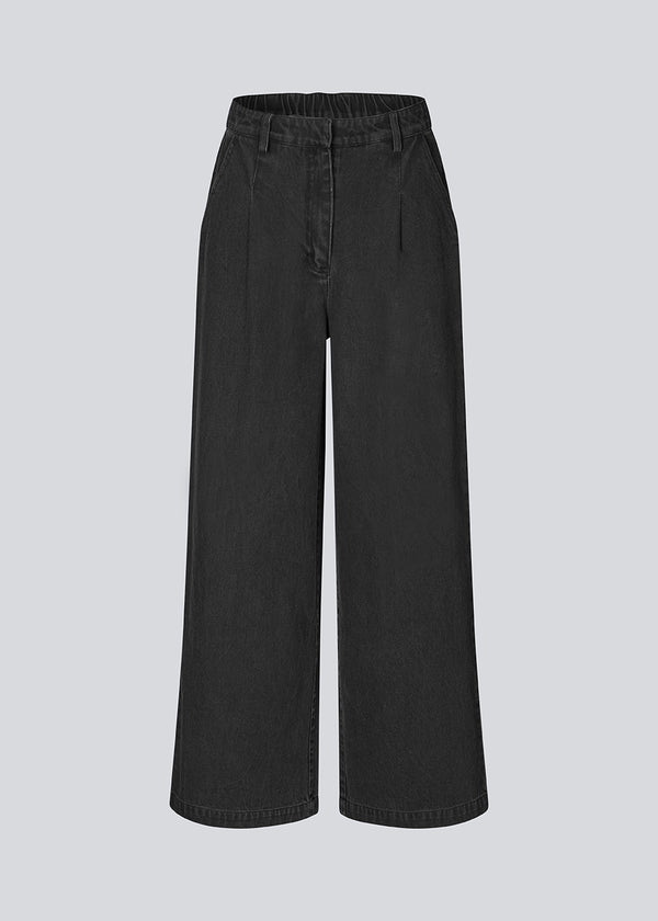 Suit pants in denim with wide legs and pleats at the top. MinniMD pants has a medium-high waist, zipper, side pockets and paspoil pocket in the back.