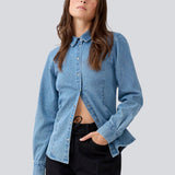 Soft denim shirt in 100% cotton denim. MinniMD shirt is fitted and has a button closure and shirt collar.