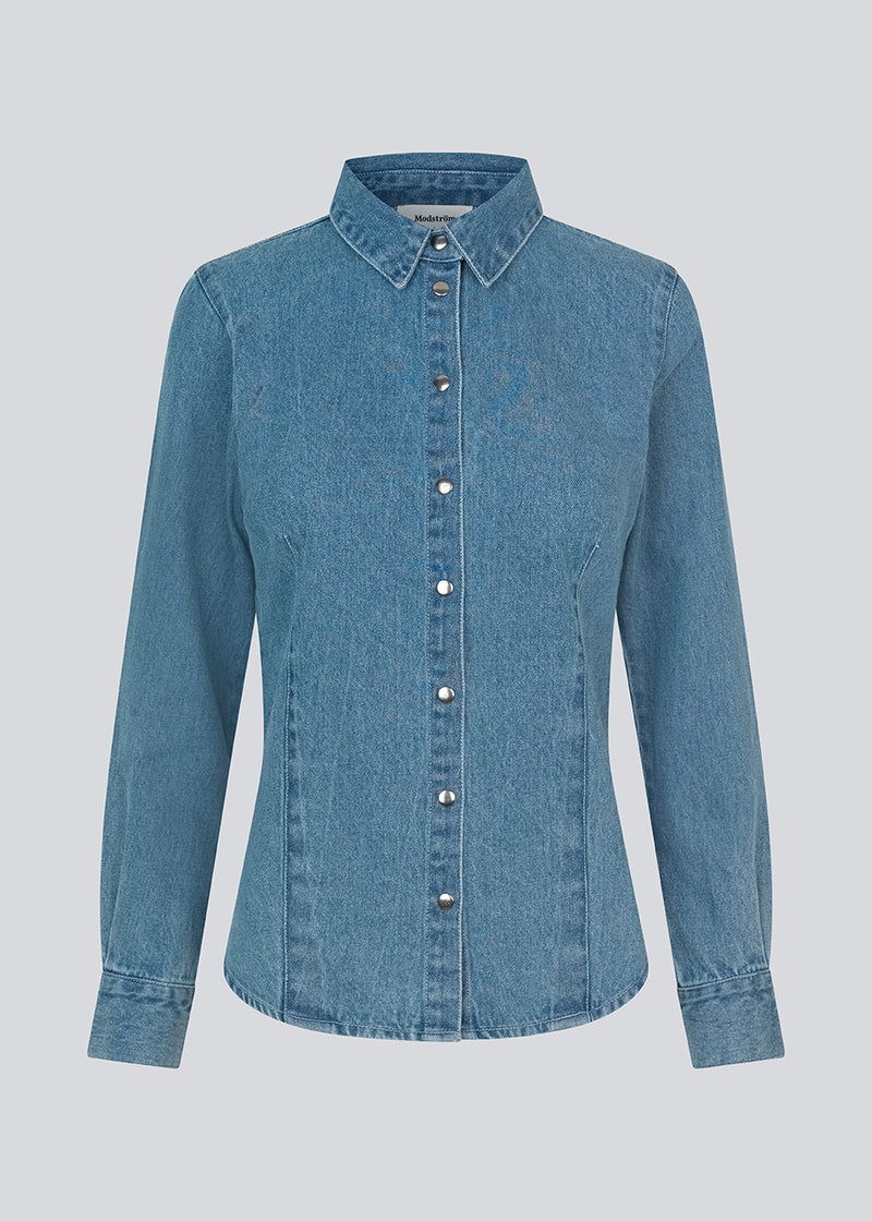 Soft denim shirt in 100% cotton denim. MinniMD shirt is fitted and has a button closure and shirt collar.