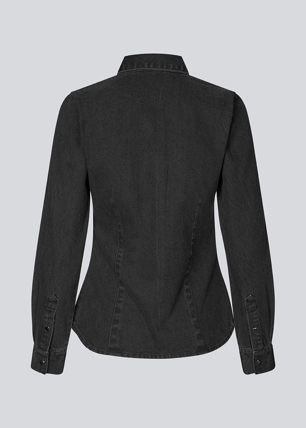 Soft denim shirt in 100% cotton denim. MinniMD shirt is fitted and has a button closure and shirt collar.