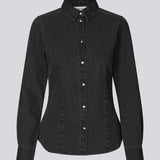 Soft denim shirt in 100% cotton denim. MinniMD shirt is fitted and has a button closure and shirt collar.