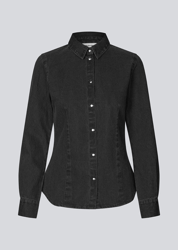 Soft denim shirt in 100% cotton denim. MinniMD shirt is fitted and has a button closure and shirt collar.