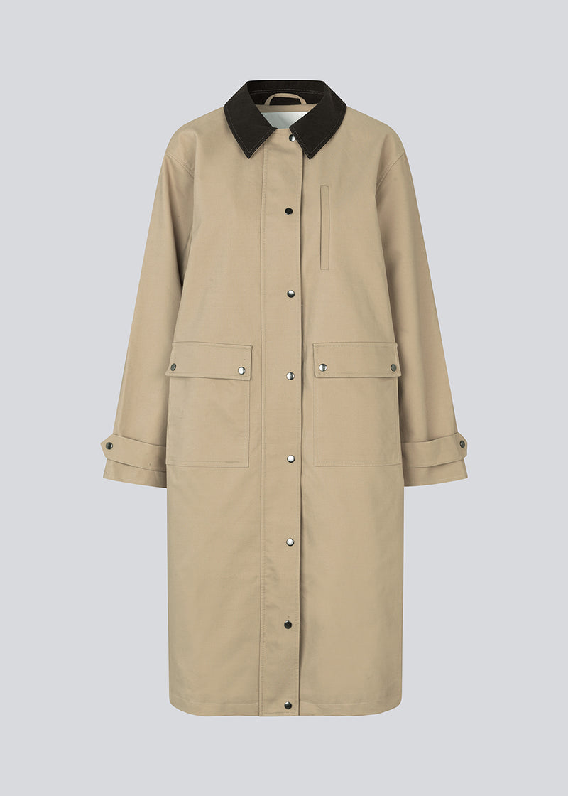 Long jacket with a corduroy collar. MiraMD jacket has a hidden zipper closure in front, tree front pockets and wide sleeves with adjustable straps.