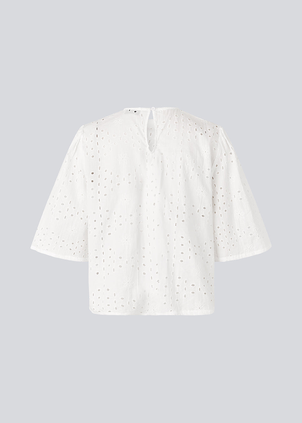 Top with short sleeves in broderie anglaise. MisoMD top has a loose fit and a slit with button closure at the back