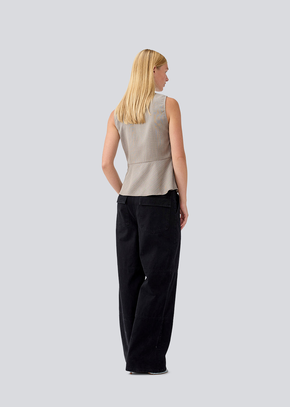 Pants in soft cotton and with a working inspired look. MoccaMD pants has a high waist, sidepockets and wide legs.