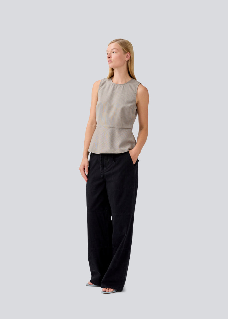 Pants in soft cotton and with a working inspired look. MoccaMD pants has a high waist, sidepockets and wide legs.