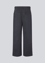 Pants in soft cotton and with a working inspired look. MoccaMD pants has a high waist, sidepockets and wide legs.