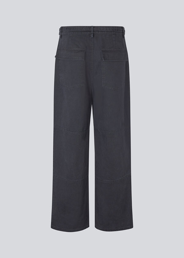 Pants in soft cotton and with a working inspired look. MoccaMD pants has a high waist, sidepockets and wide legs.