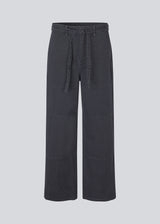 Pants in soft cotton and with a working inspired look. MoccaMD pants has a high waist, sidepockets and wide legs.