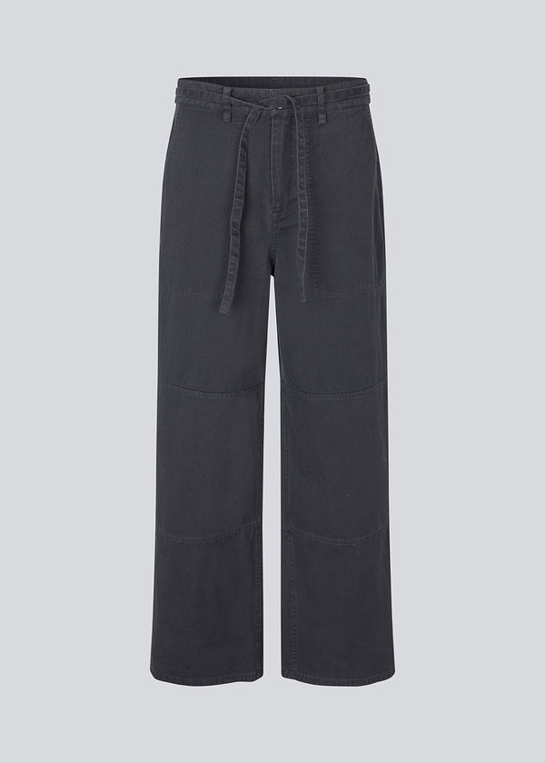 Pants in soft cotton and with a working inspired look. MoccaMD pants has a high waist, sidepockets and wide legs.