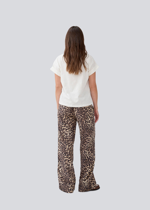 Loose pants with wide legs in leo print. MoodMD print pants has sidepockets and an elastic waistband