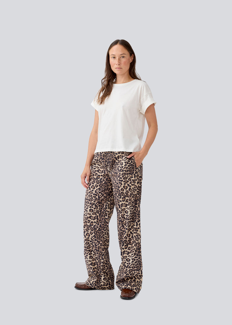 Loose pants with wide legs in leo print. MoodMD print pants has sidepockets and an elastic waistband