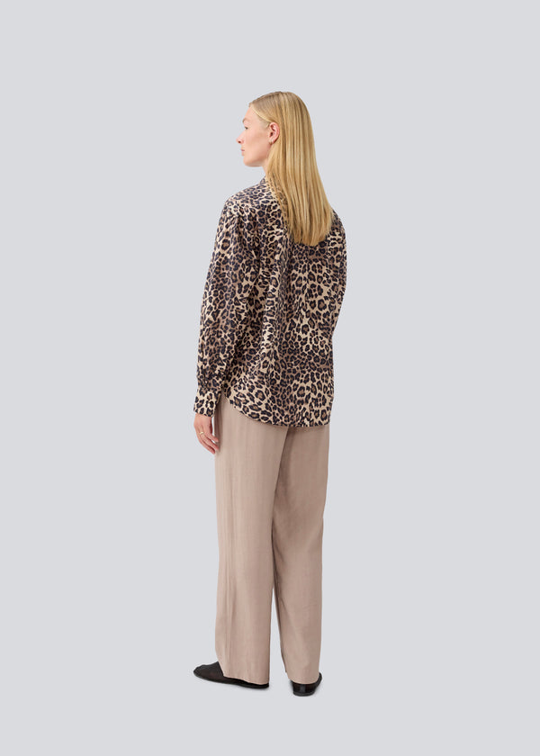 Classic shirt with an oversize fit in leo print. MoodMD print shirt has slits in the sides with tieband closure and a button closure and cheast pocket in front.