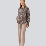 Classic shirt with an oversize fit in leo print. MoodMD print shirt has slits in the sides with tieband closure and a button closure and cheast pocket in front.