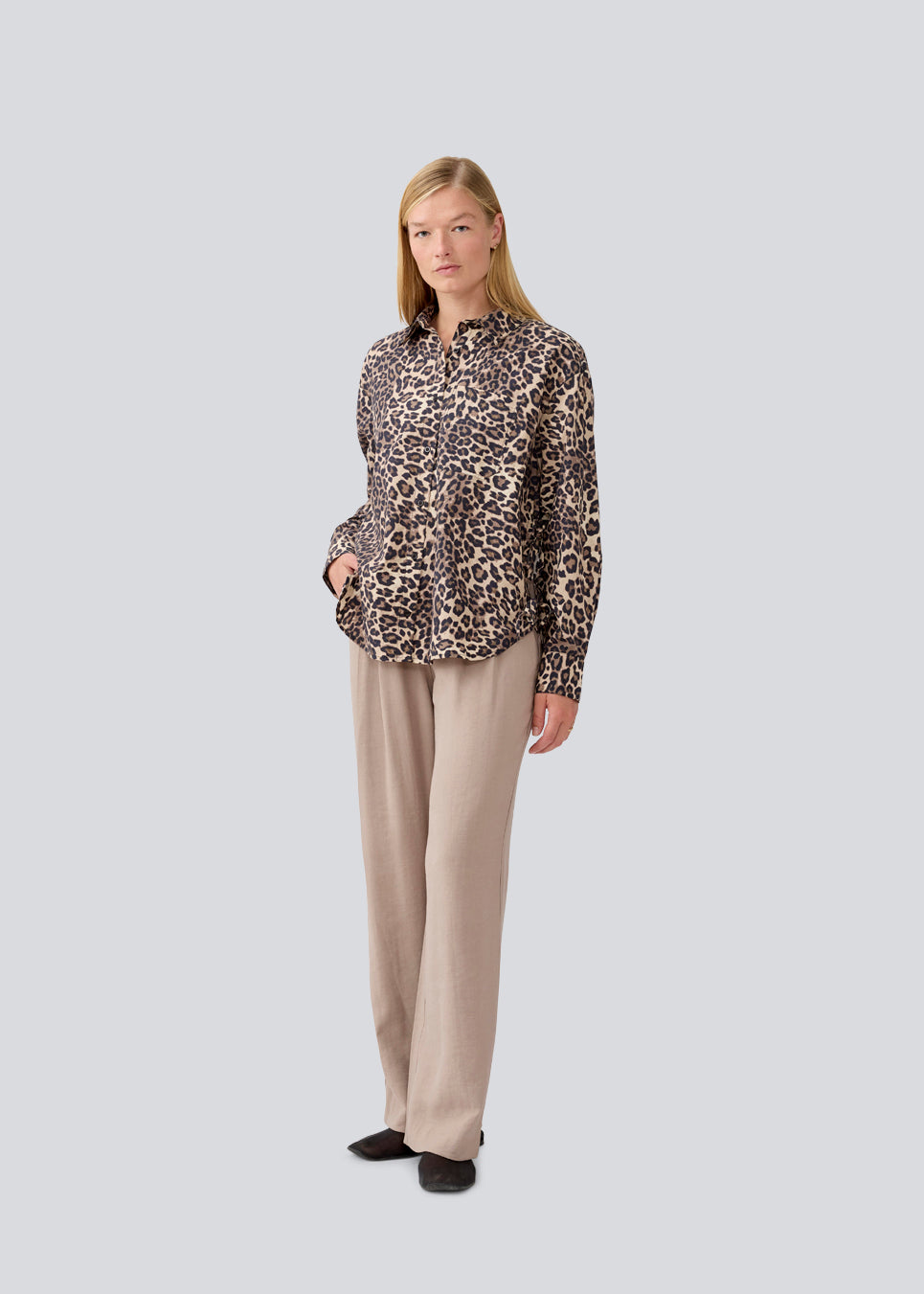 Classic shirt with an oversize fit in leo print. MoodMD print shirt has slits in the sides with tieband closure and a button closure and cheast pocket in front.