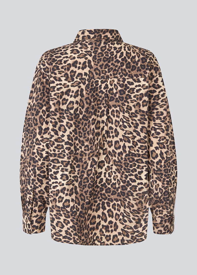 Classic shirt with an oversize fit in leo print. MoodMD print shirt has slits in the sides with tieband closure and a button closure and cheast pocket in front.