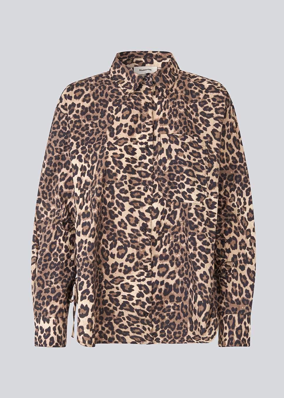 Classic shirt with an oversize fit in leo print. MoodMD print shirt has slits in the sides with tieband closure and a button closure and cheast pocket in front.