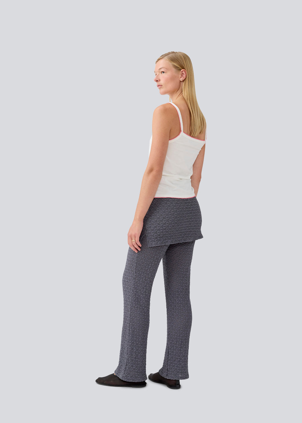 Long flared pants with a skirt. MynteMD pants is made in an elastic and structured material and has an elastic in the waist.