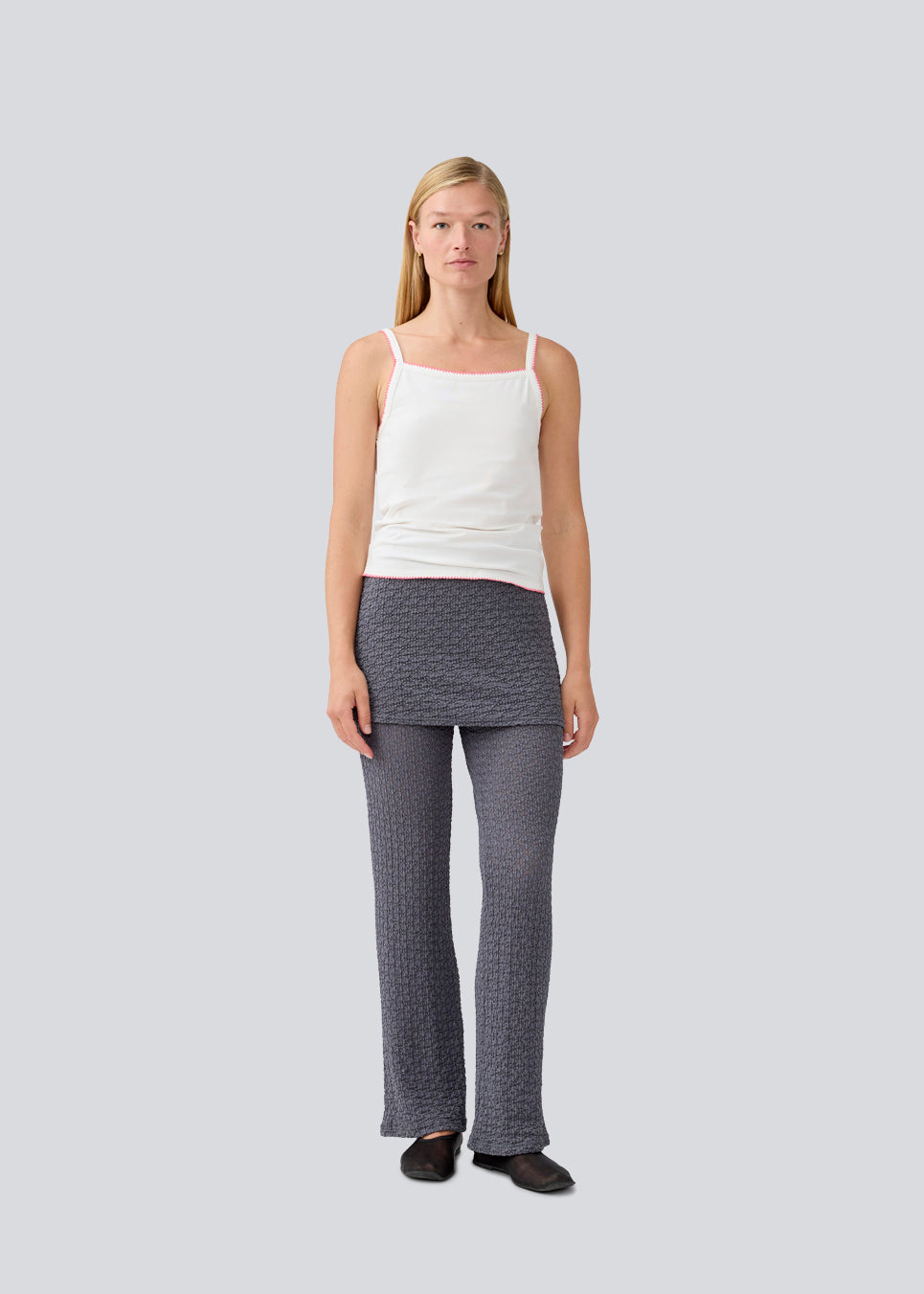 Long flared pants with a skirt. MynteMD pants is made in an elastic and structured material and has an elastic in the waist.