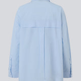 Blue classic shirt with an oversize fit. MyraMD shirt has a hidden buttonclosure in front and slits in the sides. The model is 177 cm and wears a size S/36.