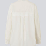 Classic shirt with an oversize fit. MyraMD shirt has a hidden buttonclosure in front and slits in the sides.