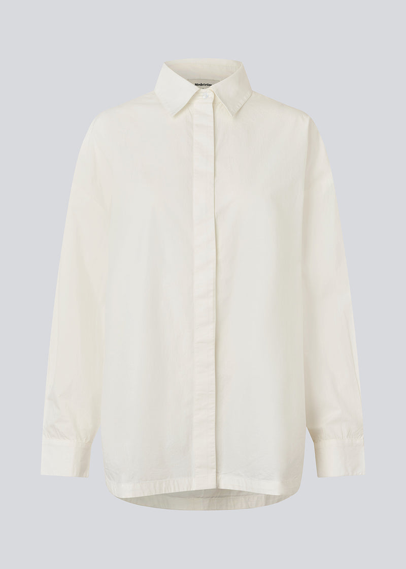 Classic shirt with an oversize fit. MyraMD shirt has a hidden buttonclosure in front and slits in the sides.