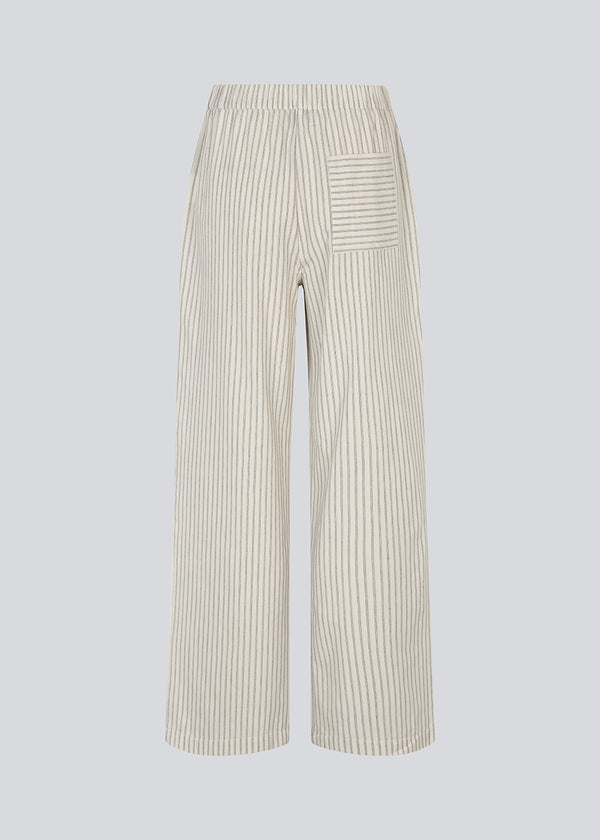 Pants with wide legs in 100% cotton. NanikaMD stripe pants has an elastisk waistband and sidepockets.
