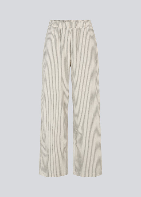 Pants with wide legs in 100% cotton. NanikaMD stripe pants has an elastisk waistband and sidepockets.
