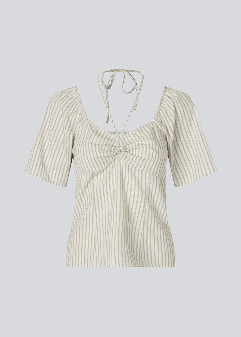 Short-sleeved top with tiedetails in 100% organic cotton. NanikaMD top has a tieband which wraps around the neck, an elastic silicone tape at the
