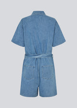 Short denim playsuit with a tieband in 100% organic cotton. NaomaMD solid playsuit has a button closure in front, a shirt collar, and side pockets.