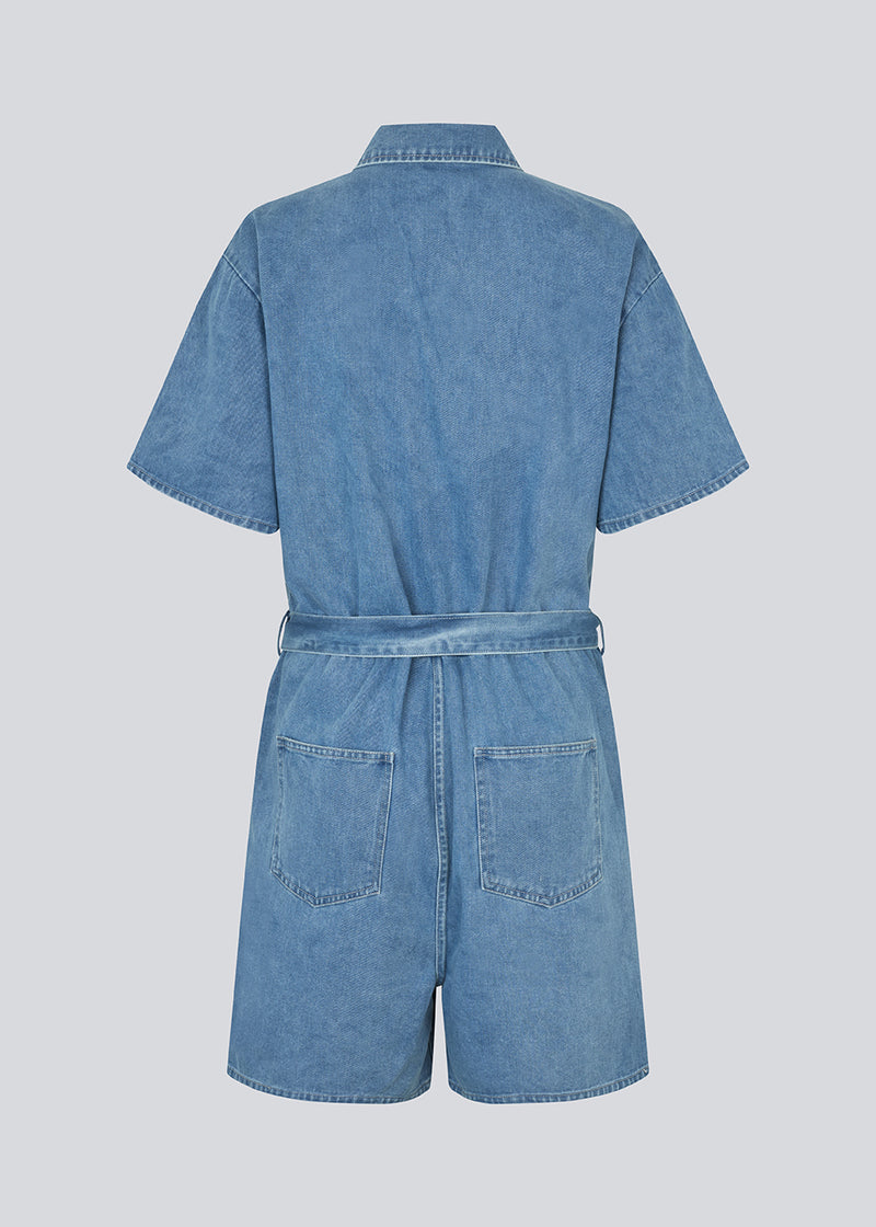 Short denim playsuit with a tieband in 100% organic cotton. NaomaMD solid playsuit has a button closure in front, a shirt collar, and side pockets.