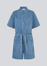 Short denim playsuit with a tieband in 100% organic cotton. NaomaMD solid playsuit has a button closure in front, a shirt collar, and side pockets.