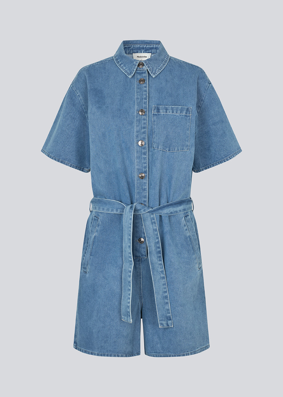 Short denim playsuit with a tieband in 100% organic cotton. NaomaMD solid playsuit has a button closure in front, a shirt collar, and side pockets.