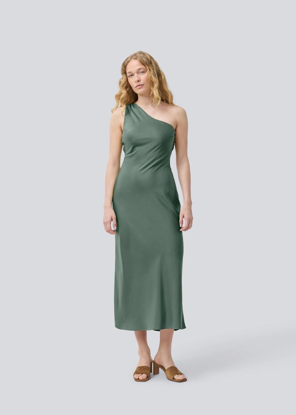 Long one shoulder dress in green in satin. NarcissaMD dress has an open back with beautiful details and an invisible zipper in the side.