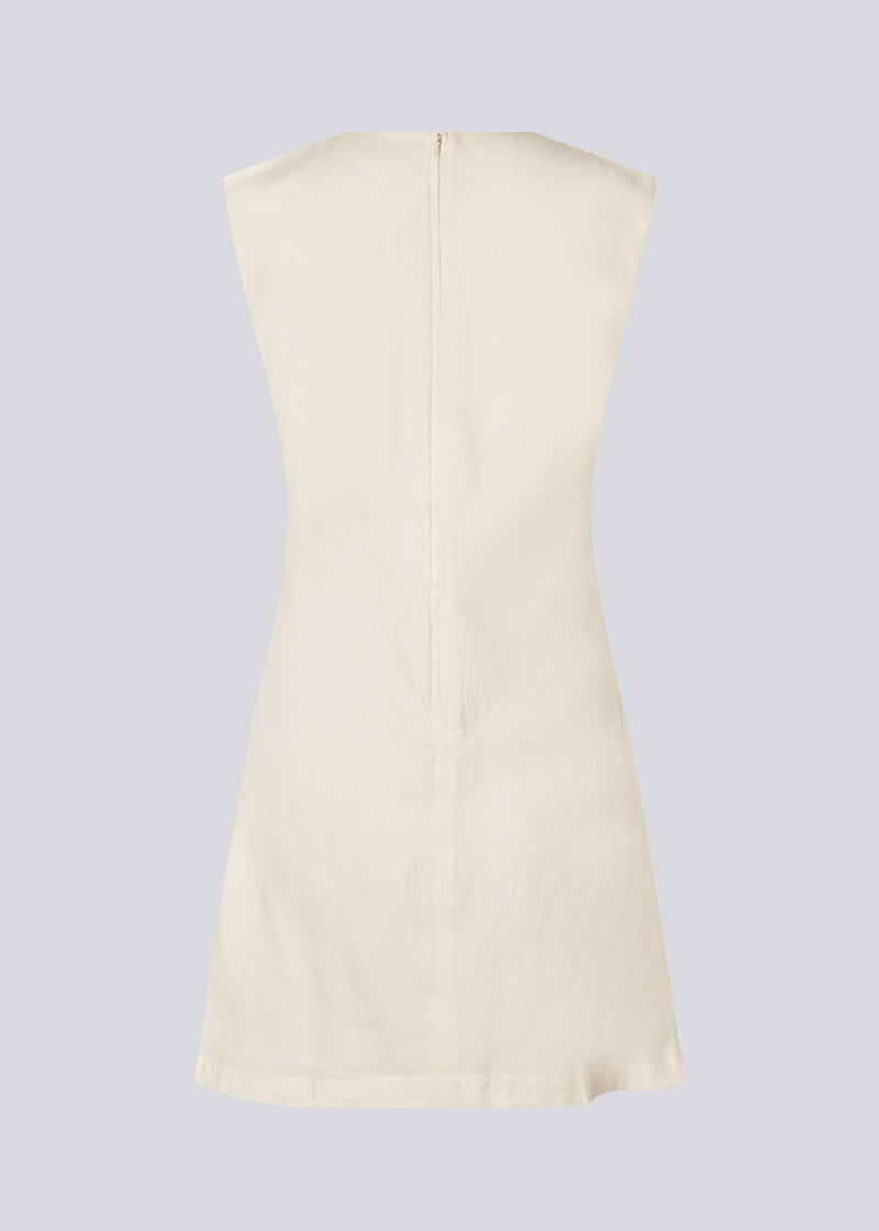 Sleeveless white denim dress in cotton. NadirMD dress is fitted, has a round neck and a zipper in the back.