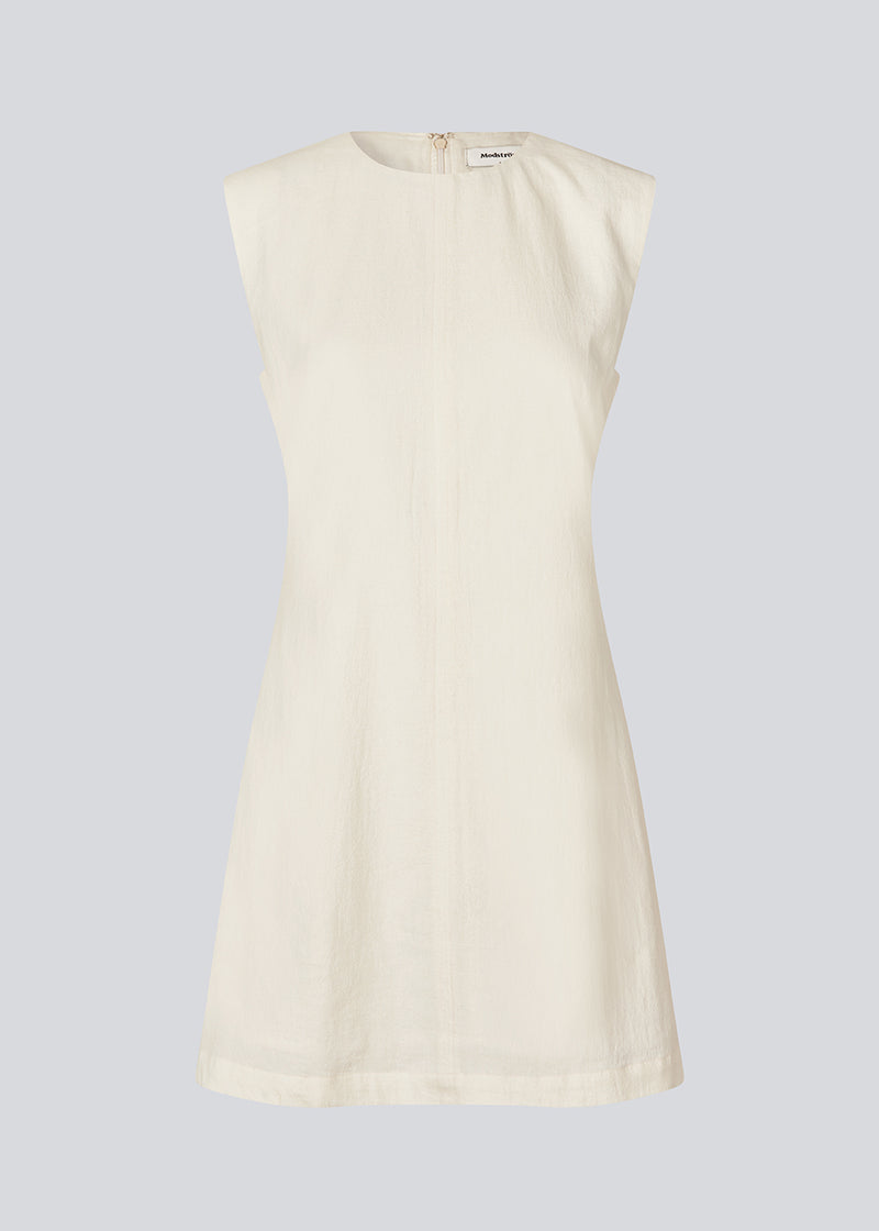 Sleeveless white denim dress in cotton. NadirMD dress is fitted, has a round neck and a zipper in the back.