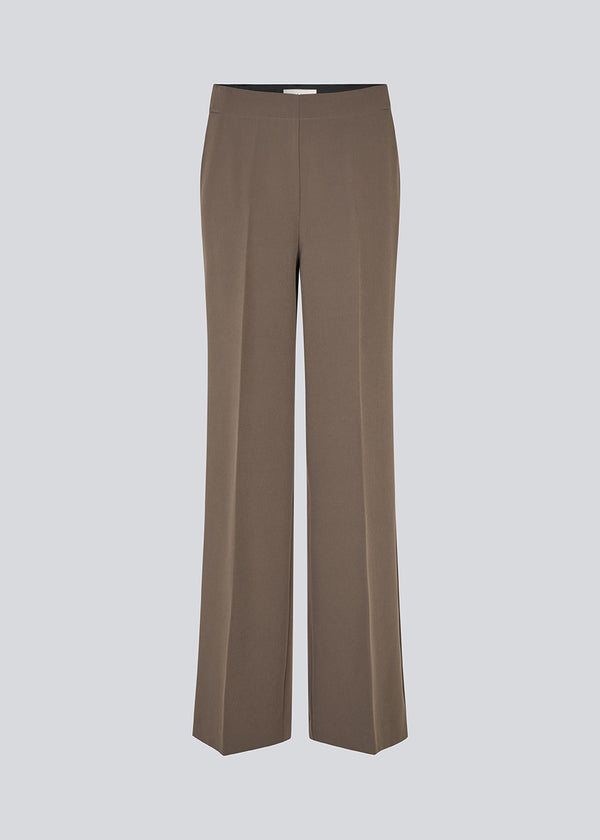 Classic pants with pressfolds and straight legs. Nelli pants are closes by an hidden zipper at the side with an elastic waistband for a more comfortable fit.&nbsp;