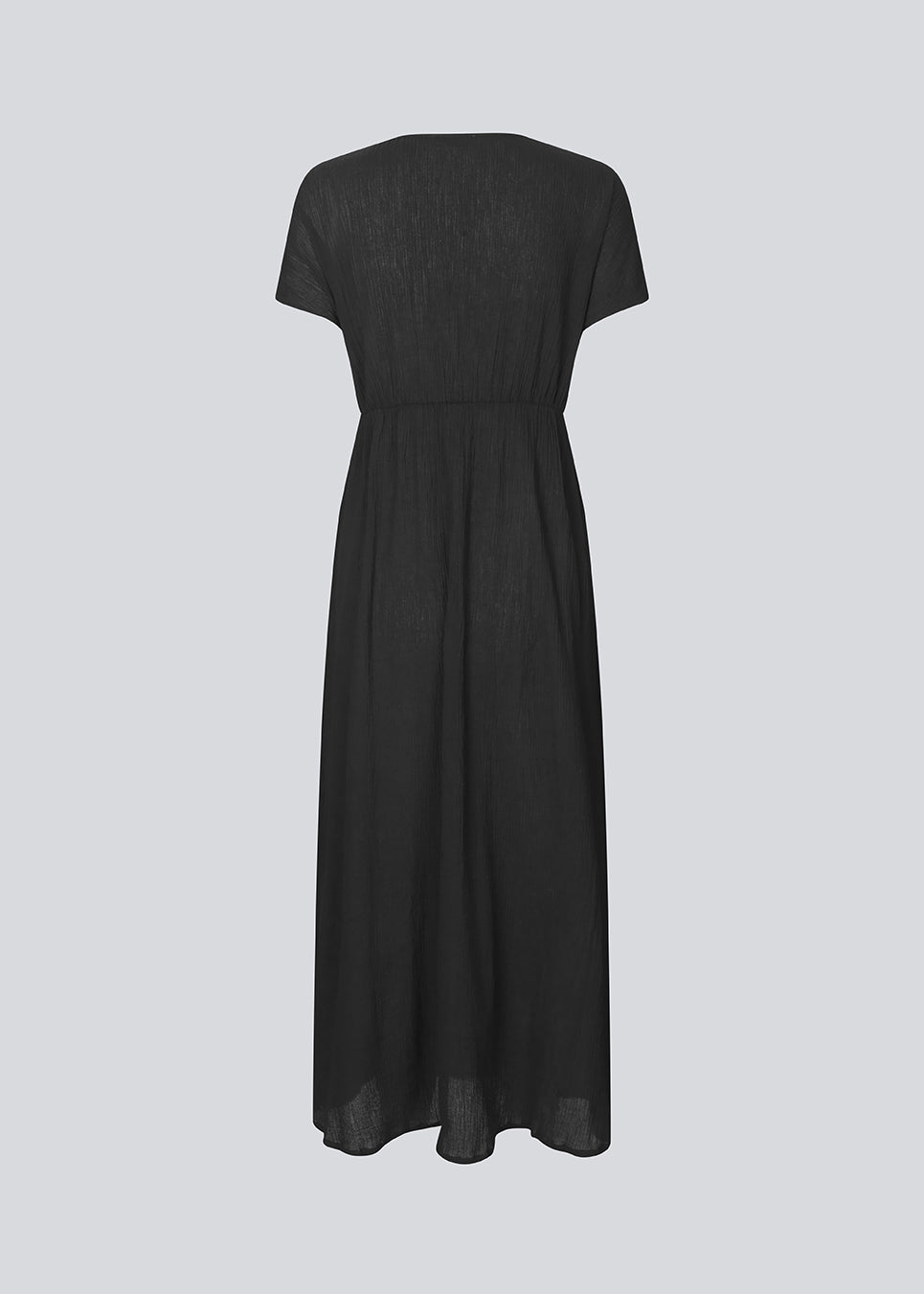 Maxi dress with a c-neck and a loose fit NemuMD dress has a tieband in the waist and short sleeves.