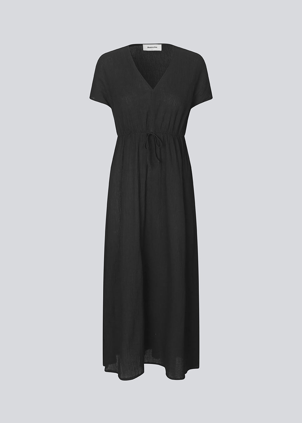 Maxi dress with a c-neck and a loose fit NemuMD dress has a tieband in the waist and short sleeves.
