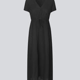 Maxi dress with a c-neck and a loose fit NemuMD dress has a tieband in the waist and short sleeves.