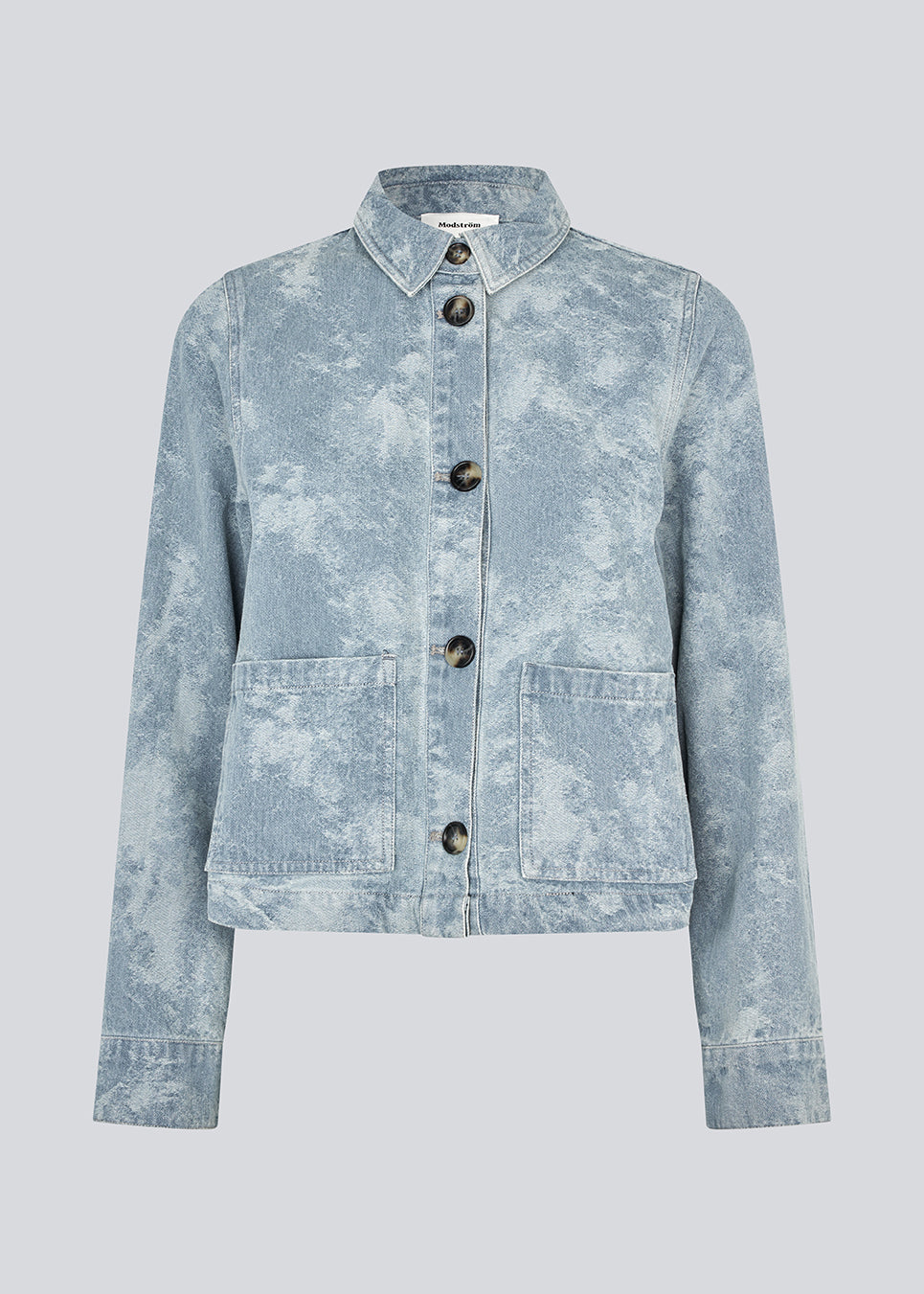 Denim jacket with loose fit and long wide sleeves. &nbsp;Newlandmd jacket has two front pockets and button closure in front. The model is 175 cm and wears a size s/36.