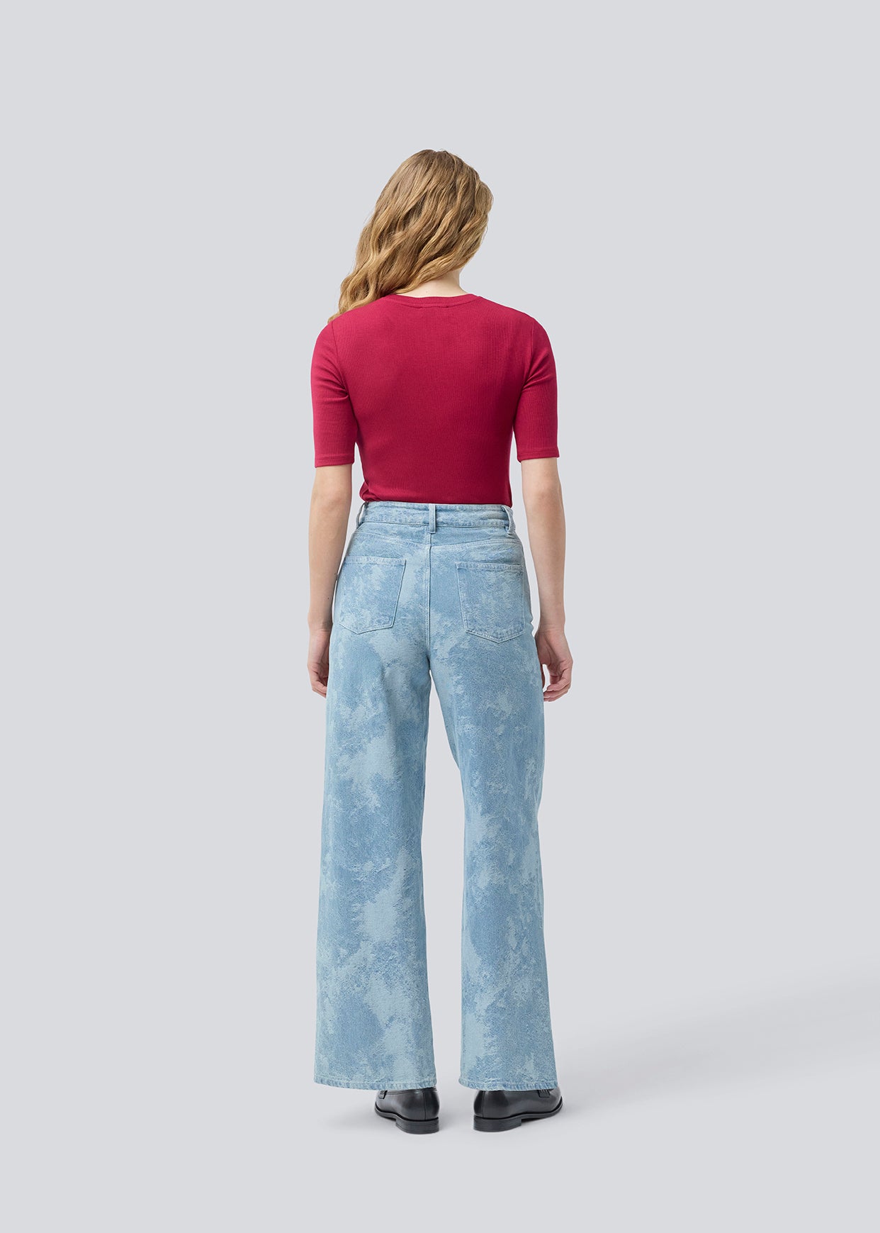 Jeans with wide legs in a cotton jacquard denim. &nbsp;NewlandMD pants has a high waist, front and back pockets and regular closure with a zipper and button. The model is 175 cm and wears a size s/36.