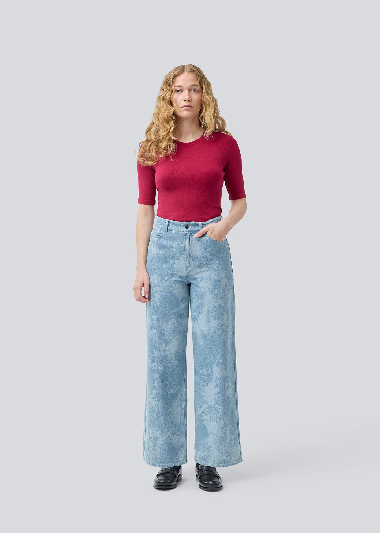Jeans with wide legs in a cotton jacquard denim. &nbsp;NewlandMD pants has a high waist, front and back pockets and regular closure with a zipper and button. The model is 175 cm and wears a size s/36.