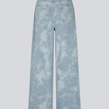 Jeans with wide legs in a cotton jacquard denim. &nbsp;NewlandMD pants has a high waist, front and back pockets and regular closure with a zipper and button. The model is 175 cm and wears a size s/36.