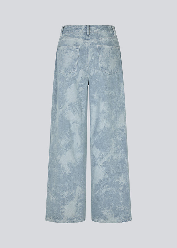 Jeans with wide legs in a cotton jacquard denim. &nbsp;NewlandMD pants has a high waist, front and back pockets and regular closure with a zipper and button. The model is 175 cm and wears a size s/36.
