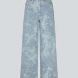 Jeans with wide legs in a cotton jacquard denim. &nbsp;NewlandMD pants has a high waist, front and back pockets and regular closure with a zipper and button. The model is 175 cm and wears a size s/36.