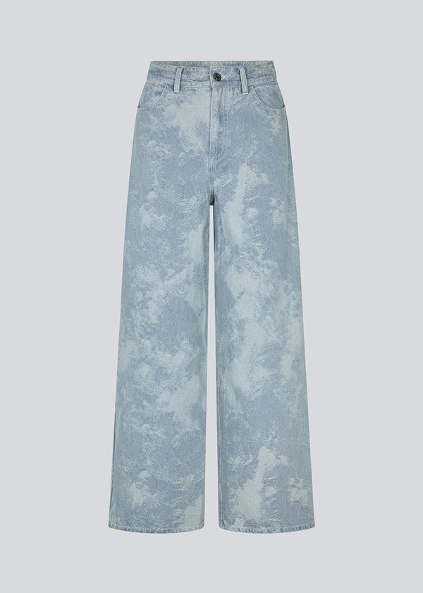 Jeans with wide legs in a cotton jacquard denim. &nbsp;NewlandMD pants has a high waist, front and back pockets and regular closure with a zipper and button. The model is 175 cm and wears a size s/36.
