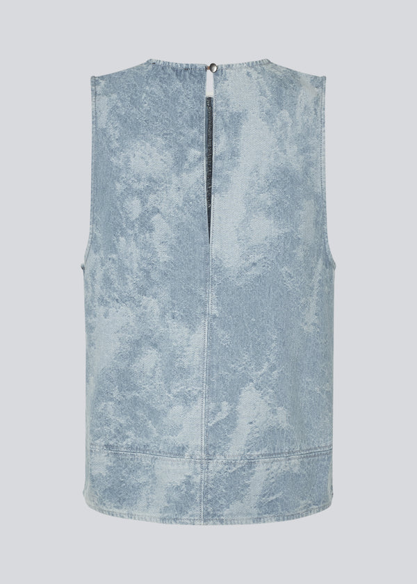 Sleeveless top with a round neck in cotton denim. NaomaMD solid top has a loose fit and an opening in the neck with a button closure.
