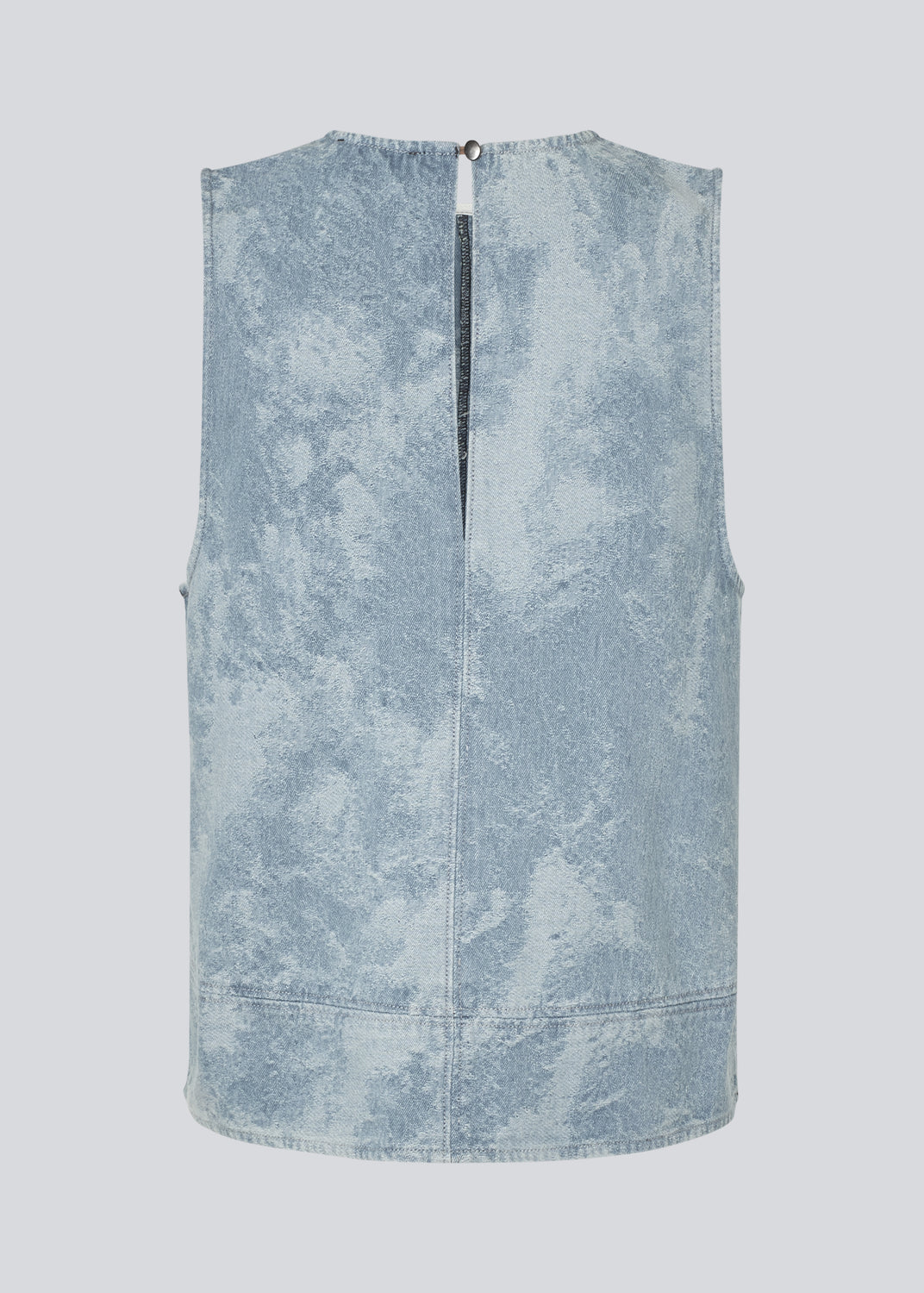 Sleeveless top with a round neck in cotton denim. NaomaMD solid top has a loose fit and an opening in the neck with a button closure.